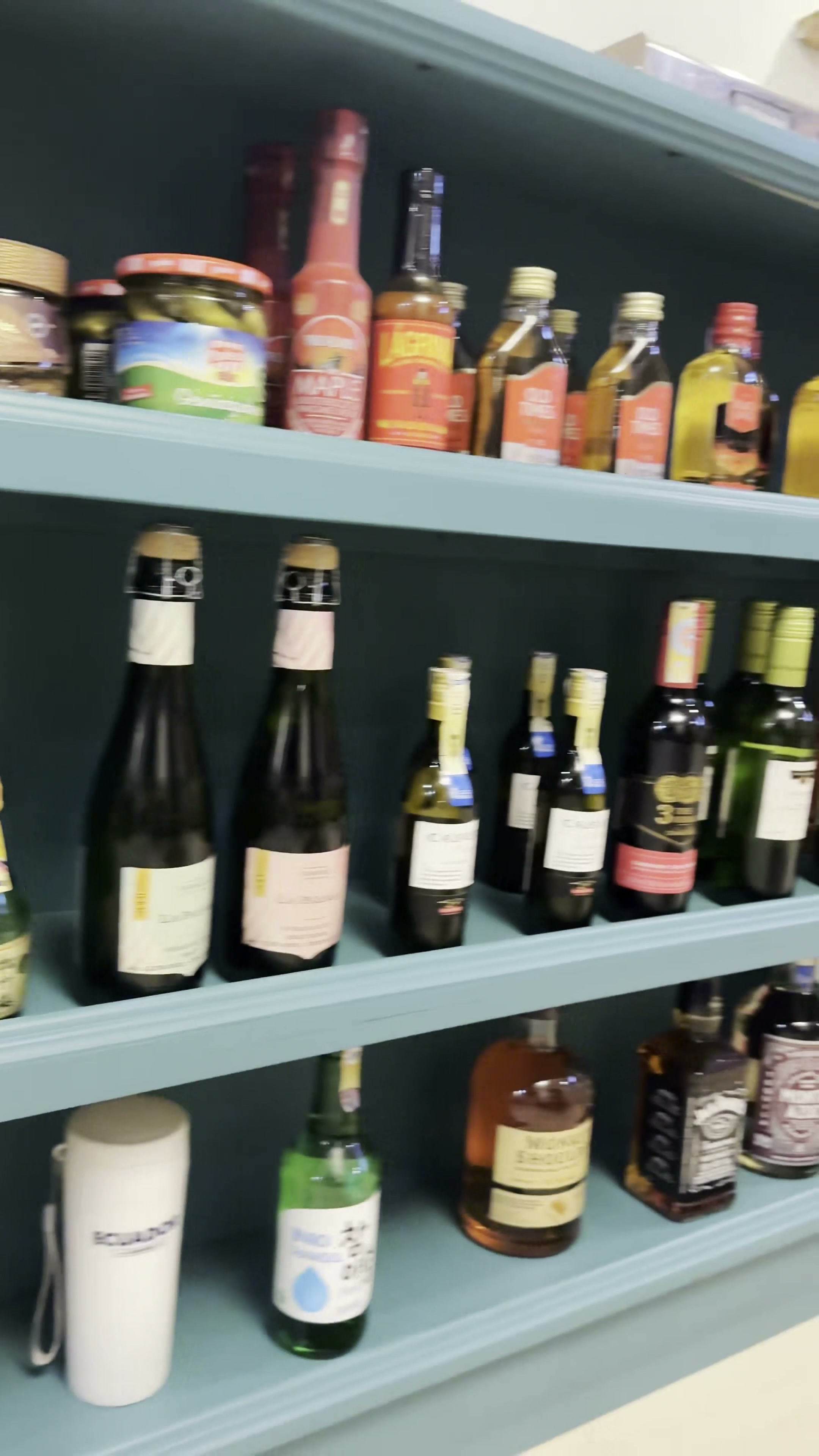 Estantería del bar con botellas de vinos y licores