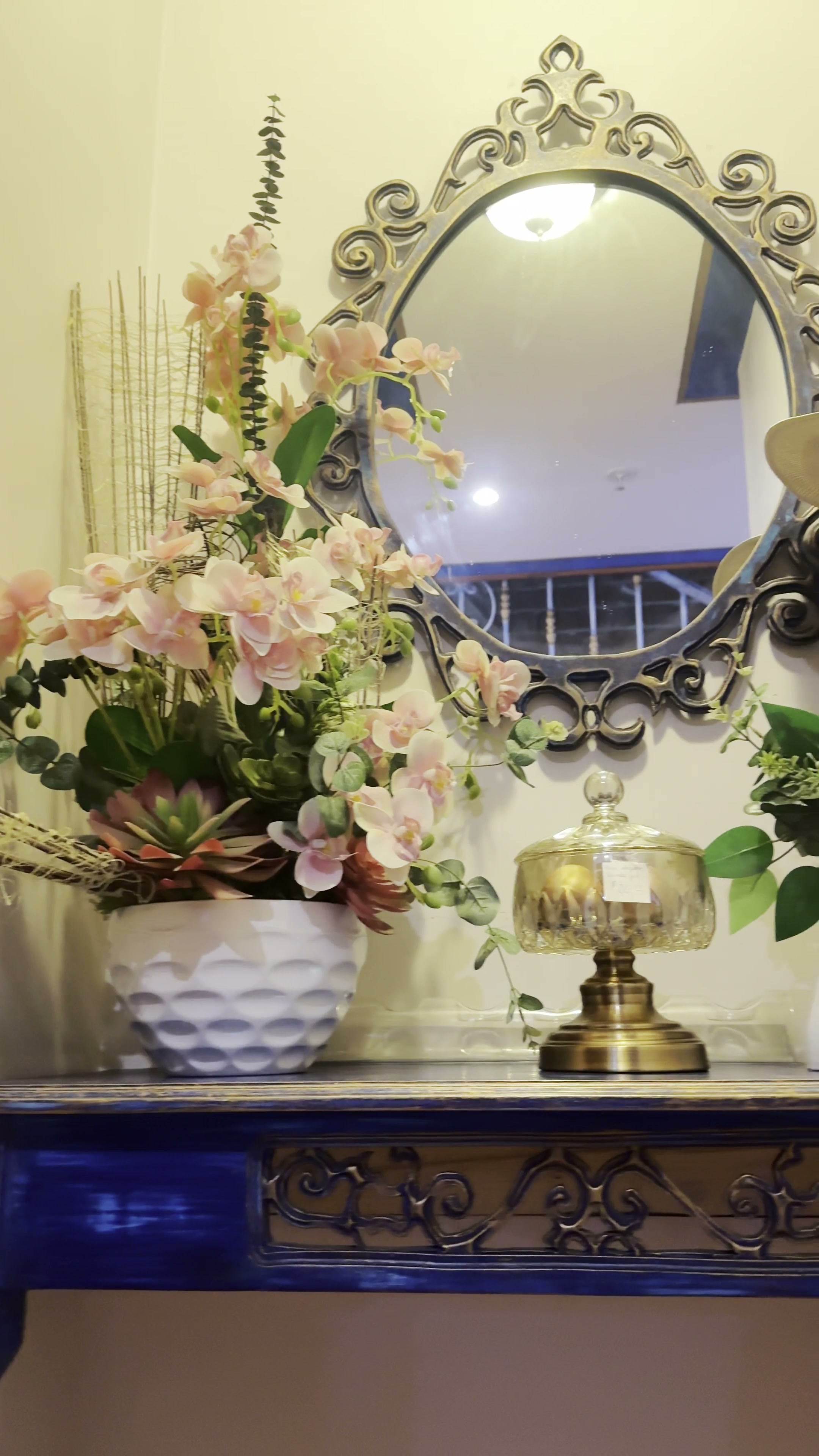 Espejo ornamentado con flores y detalles dorados